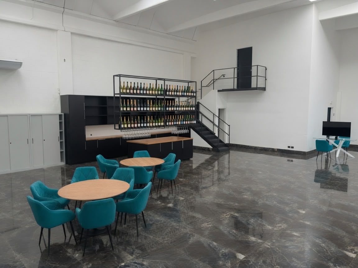 Area lounge con bar e tavoli rotondi