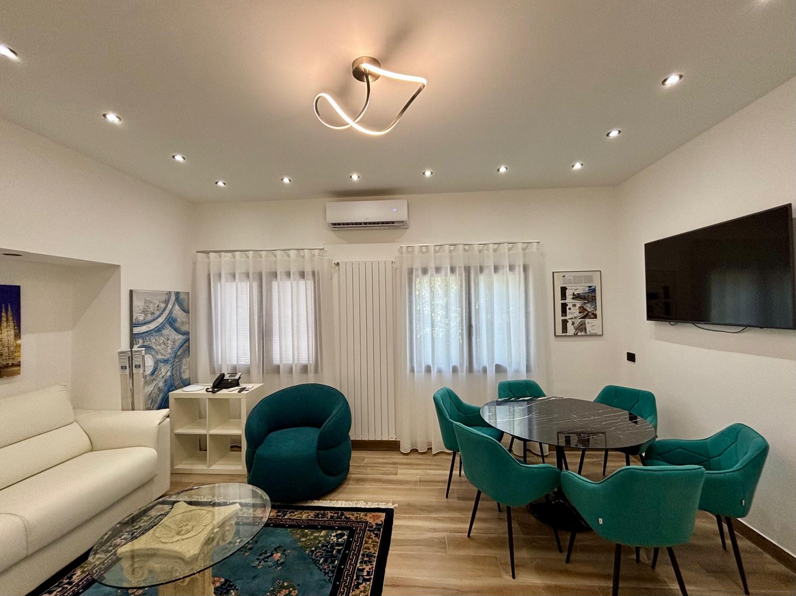 Sala riunioni con divano e tavolo rotondo
